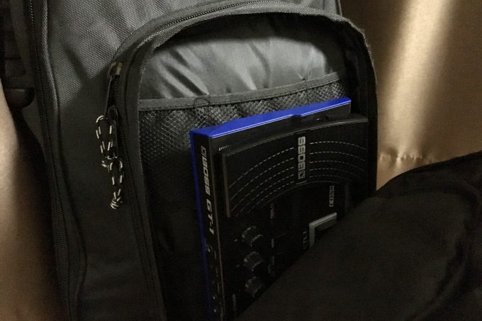 ギターケースに収まるGT-1